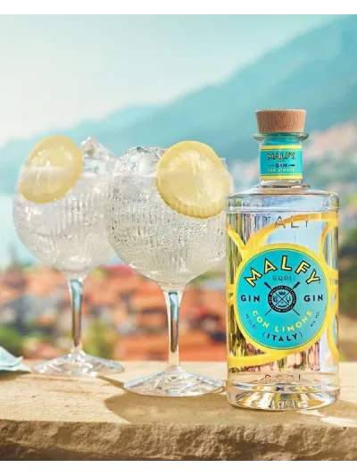 Malfy Gin Con Limone 0.7L - prezentare cu lămâi și decor mediteranean